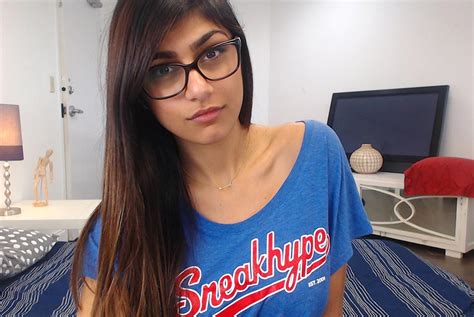 mia khalifa gamer|Mia Khalifa Gamer Porno Videos 